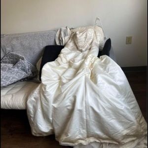 It’s white it’s in good position I have a built-in corset and need to go